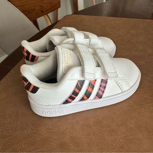 Adidas sneakers unisex baby toddler - size 7 US, excellent condition